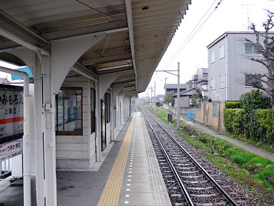 ホームから下り方面を見る