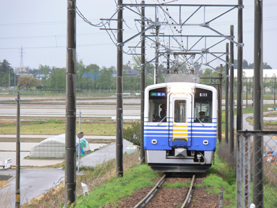 中角駅へ到着する6100形電車