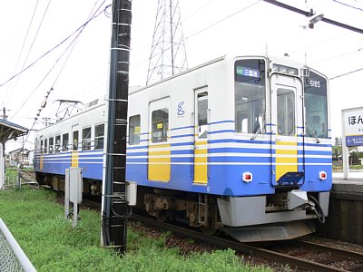 本荘駅に停車する6100形電車