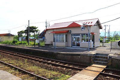 駅舎と構内踏切