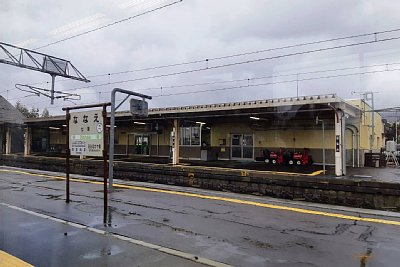 ホームと駅舎