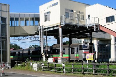 731系電車がホームに停車