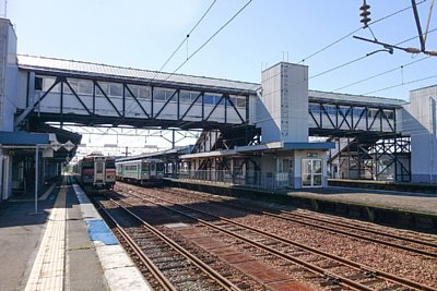 ホームと跨線橋