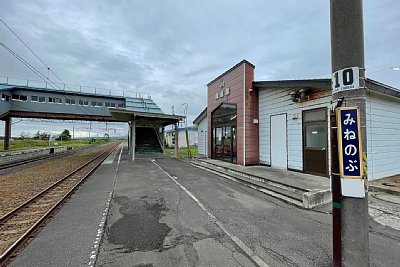 ホームと跨線橋