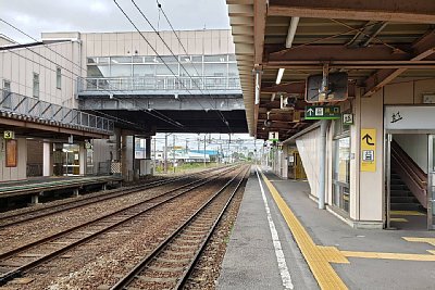ホームと跨線橋