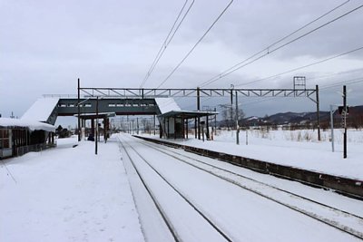 ホームと跨線橋