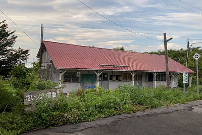 ホーム側から見た駅舎