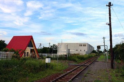 駅舎から構内踏切を通ってホームへ