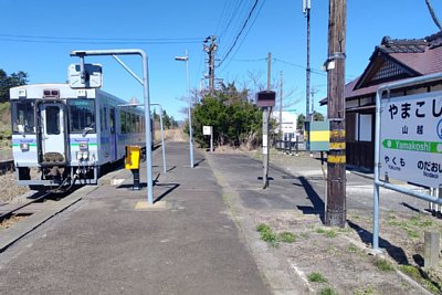 キハ150形気動車と構内踏切
