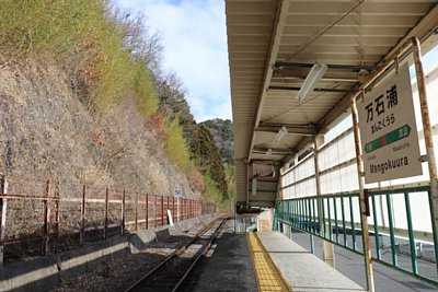 待合室よりホームが高いところにある