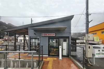 ホームから駅舎