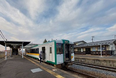 相対式ホームにキハ110系
