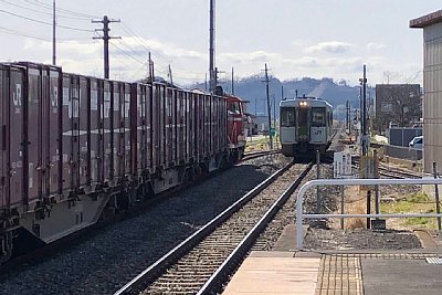 貨物列車とキハ110系