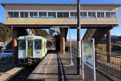 跨線橋とキハ110系気動車