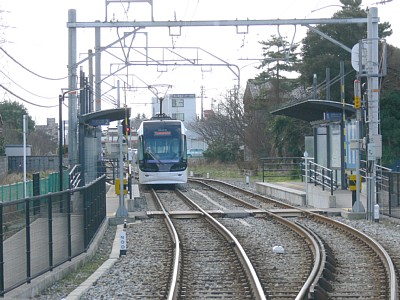 萩浦小学校前駅を発車するポートラム