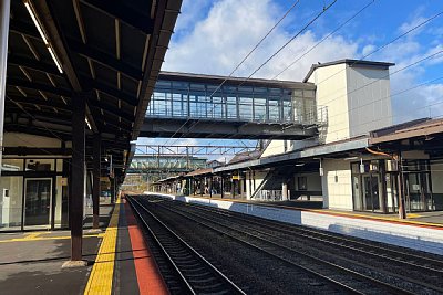 ホームと跨線橋
