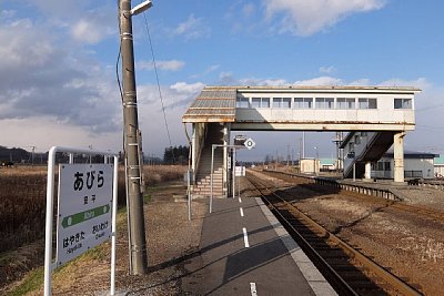 ホームと跨線橋