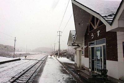 駅舎と構内踏切