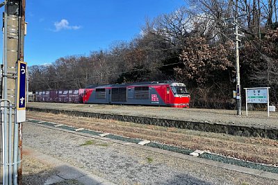 DF200牽引の貨物列車