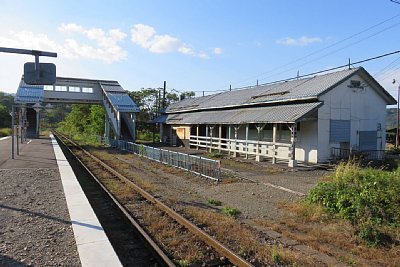 跨線橋と駅舎