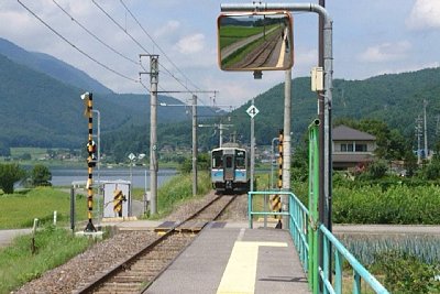 普通列車が到着します。