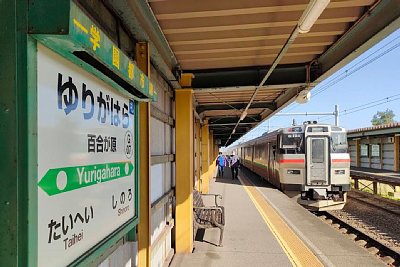 ホームに731系電車が入線