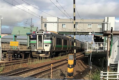 731系電車と跨線橋