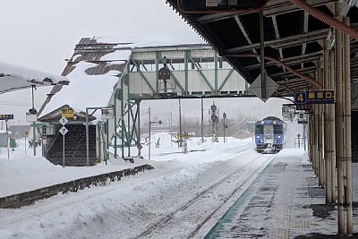 跨線橋と相対式ホーム