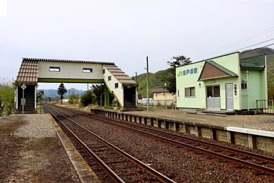 跨線橋と駅舎