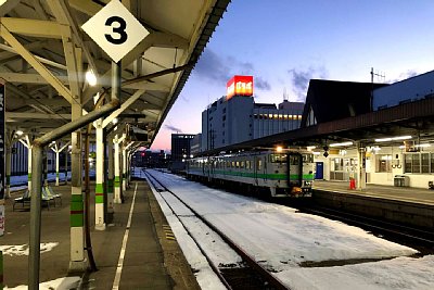 ホームと駅舎