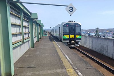 H100形気動車が入線