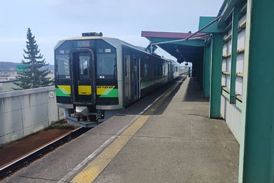 H100形気動車が停車