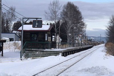 駅舎と単式ホーム