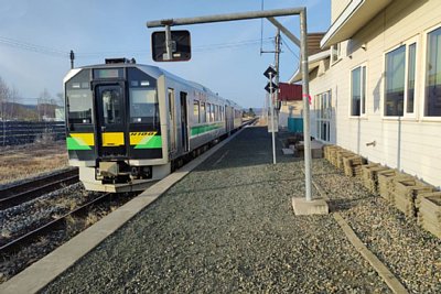 H100形気動車が入線