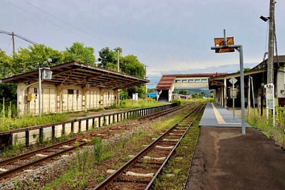 相対式ホームと跨線橋