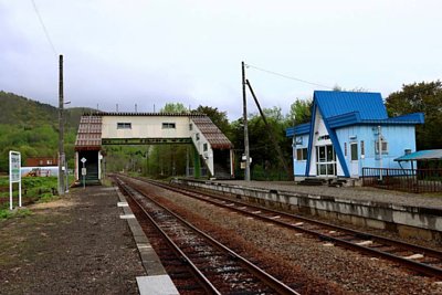 跨線橋と相対式ホームと駅舎