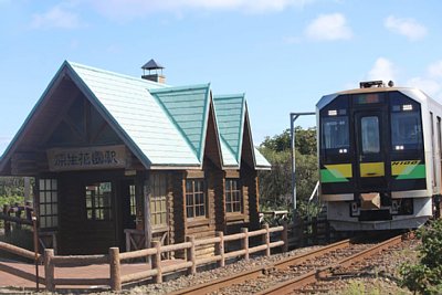 駅舎とH100形気動車