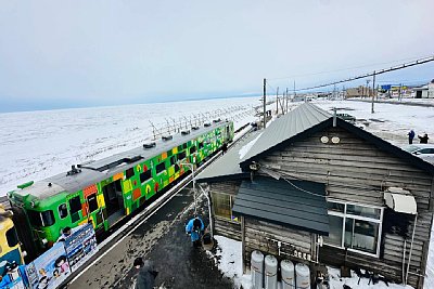 駅舎とキハ40形気動車