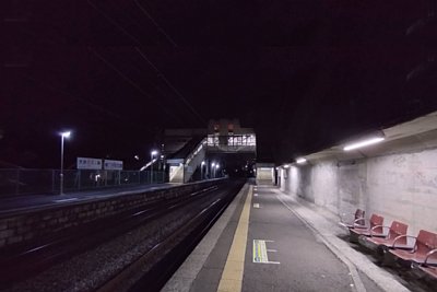 夜間のホーム
