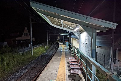 単式ホームはカーブしています
