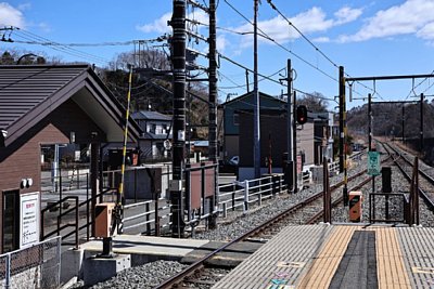 島式ホームと構内踏切