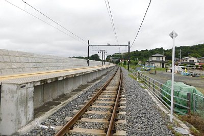 ホームは割と長くカーブしている