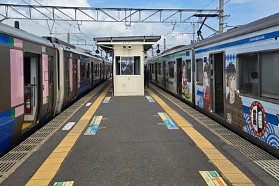 島式ホームに列車が停車している