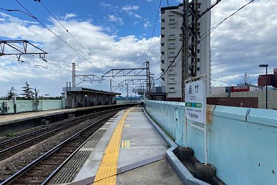 ホームが緩やかにカーブしている