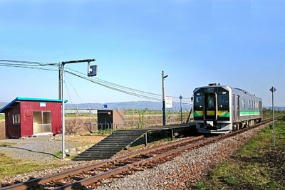 単式ホームにH100形気動車が停車