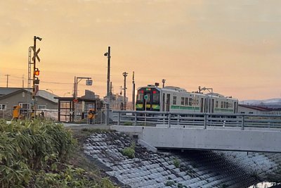 駅のそばに橋と踏切