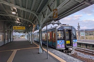 単式ホームにH100形気動車