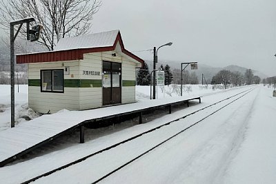 ホームと駅舎