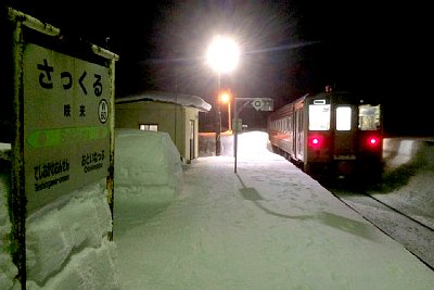夜のキハ54形気動車