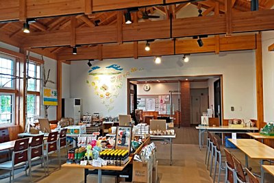 売店や喫茶店が入っている